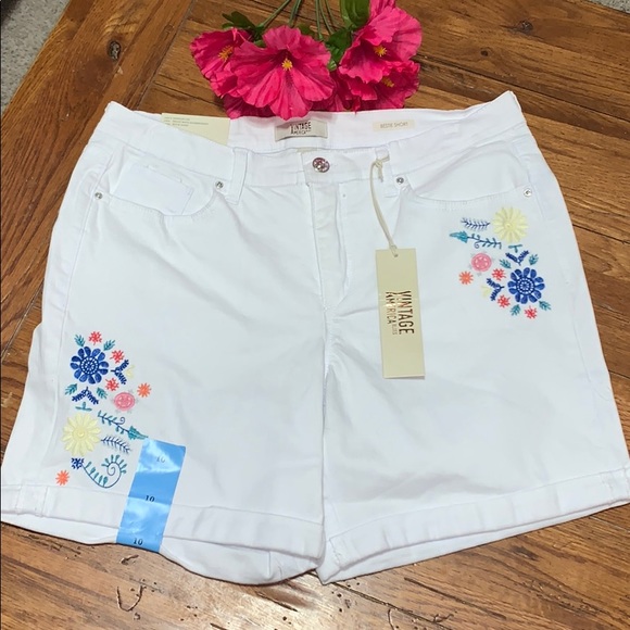 Vintage America Pants - ⭐️🆕White Floral Embroidered Denim SHORTS🌸